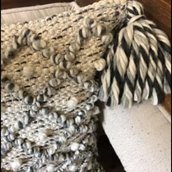 Two woven pillow covers - Picture 3 of 5